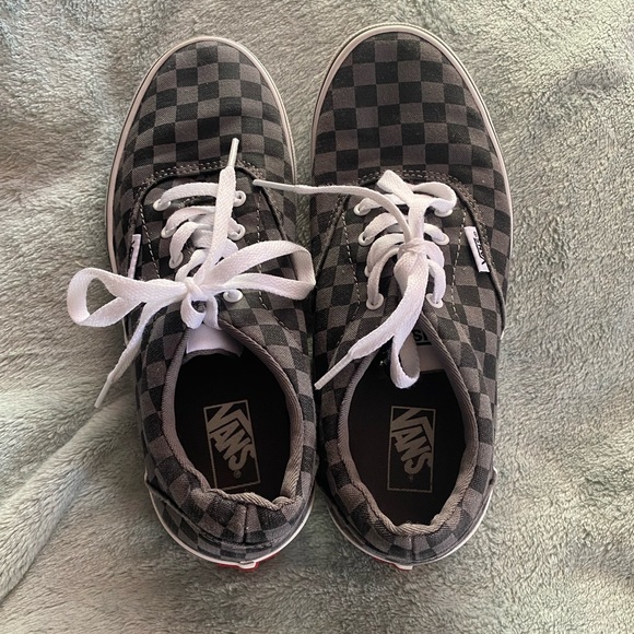 Youth vans - Picture 1 of 4